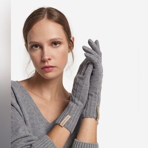 Falconeri Ultrasoft Cashmere Cable Knit Gloves One Size